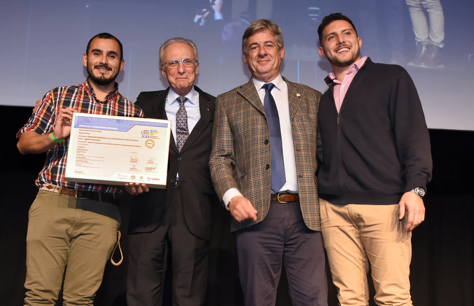 Santiago Alberro y Sebastián Rodríguez reciben el Premio CiTA 2022 junto a Nicolás Pino, presidente de la Sociedad Rural Argentina, y Juan José Grigera Naón, presidente del IPCVA